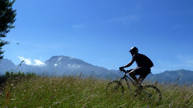 Vue côté Belledonne : Le Grand Colon nous domine et habite un peu plus notre envie de le rouler un jour!