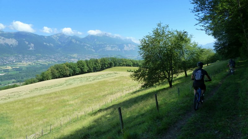 Vue côté Chartreuse : Mais dis donc y'a des vues de tous les côtés! Oui monsieur :-D