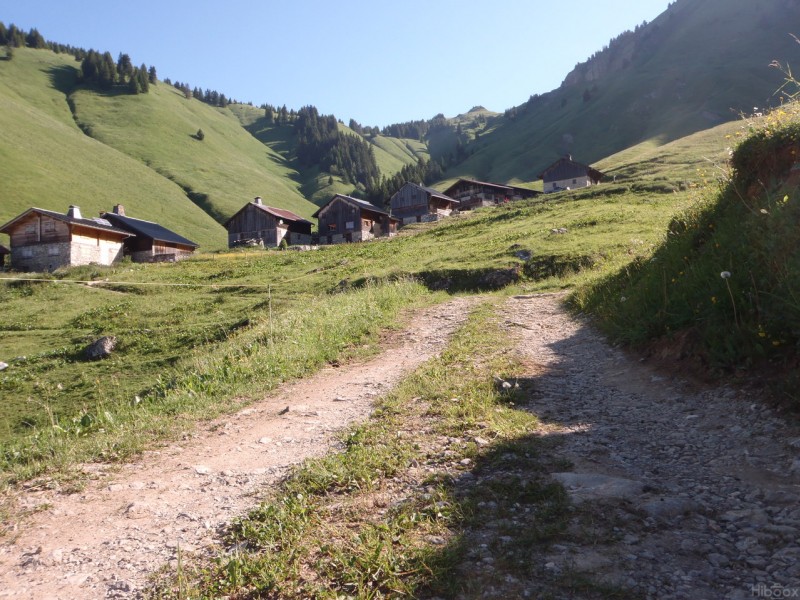#2 Chalets de Mayes : En face Col de la Forclaz Chalets de Mayes : En face Col de la Forclaz