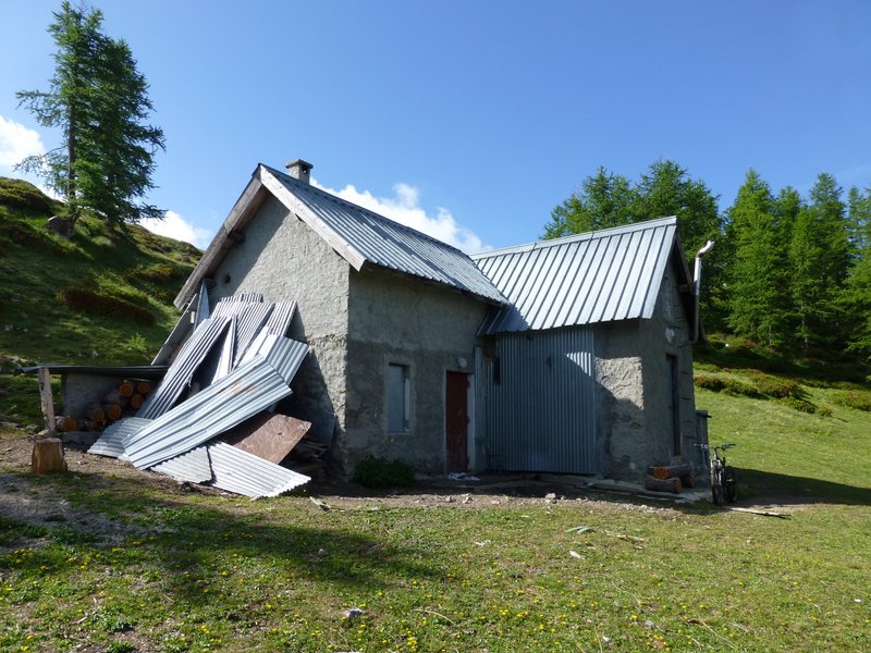 Refuge de la Maïris : Refuge privé (chasseurs je crois), souvent fermé et pas d'eau !