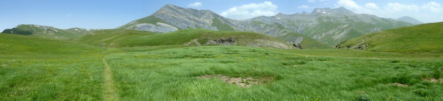 Panoramique : Un dernier coup d'oeil en arrière sur l'alpage et le pic du Mas de la Grave ou encore l'aiguille du Goléon