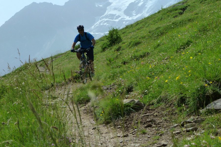 Joueur le chemin : Tellement joueur que Samy, généreux dans la bossette, se mets par terre dans la gravette 2 fois