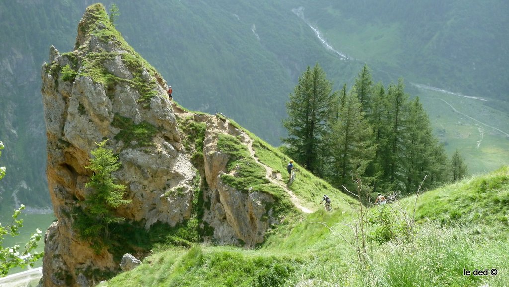 #34 Descente du lac des Moutons : Beau monolithe vers la combe du Trovet Descente du lac des Moutons : Beau monolithe vers la combe du Trovet