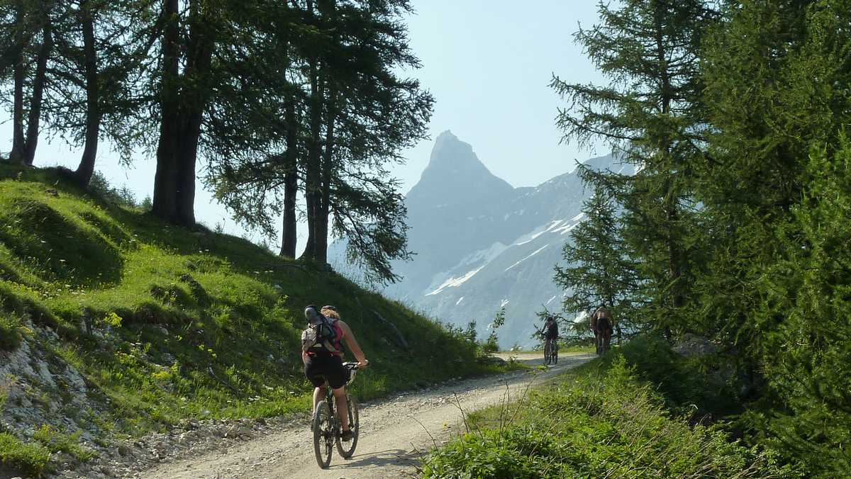#2 Montée piste : belle vue sur l Montée piste : belle vue sur l'Aliet