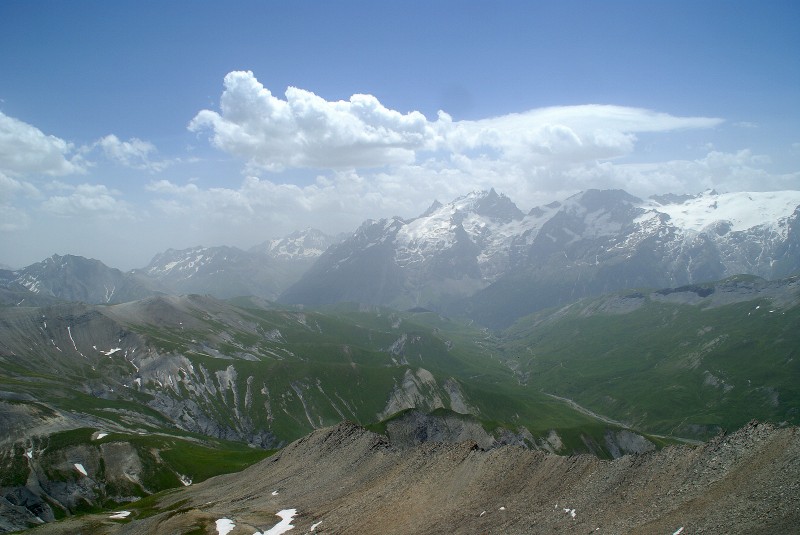 #9 Vue SE : Crête du Mas de la Grave, vallon de la Buffe et les Ecrins, avec la Meije, déjà bien couverte. Vue SE : Crête du Mas de la Grave, vallon de la Buffe et les Ecrins, avec la Meije, déjà bien couverte.