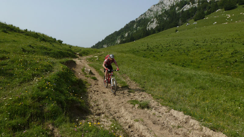#4 descente du col de la Frasse : Julien dans la descente du col de la Frasse avec vue sur le lac d descente du col de la Frasse : Julien dans la descente du col de la Frasse avec vue sur le lac d'Annecy