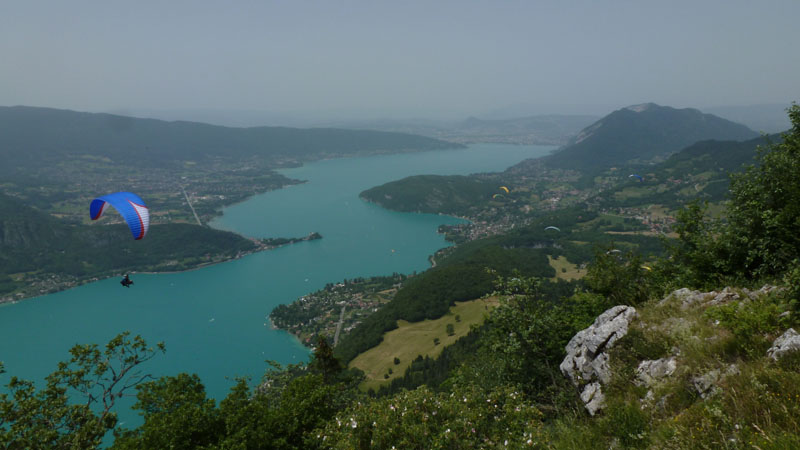 #5 le lac d le lac d'Annecy : le lac d'Annecy depuis l'aire de décollage de la Forclaz