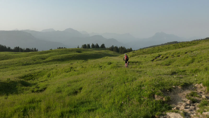#2 Julien : attaque la descente du Semnoz vers le col de Leschaux Julien : attaque la descente du Semnoz vers le col de Leschaux