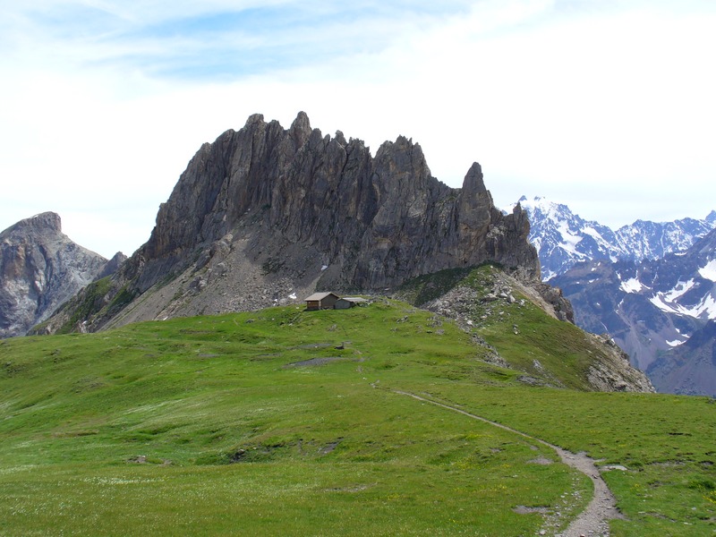 Col de la Ponsonnière : La Bergerie devant les Arêtes de la Bruyères