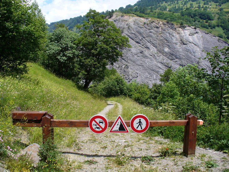 Piste Montée : La Traversée sous les rochers de l'Echerrene est interdite au Véhicules à moteur et aux piétons, Pas aux VTT :)