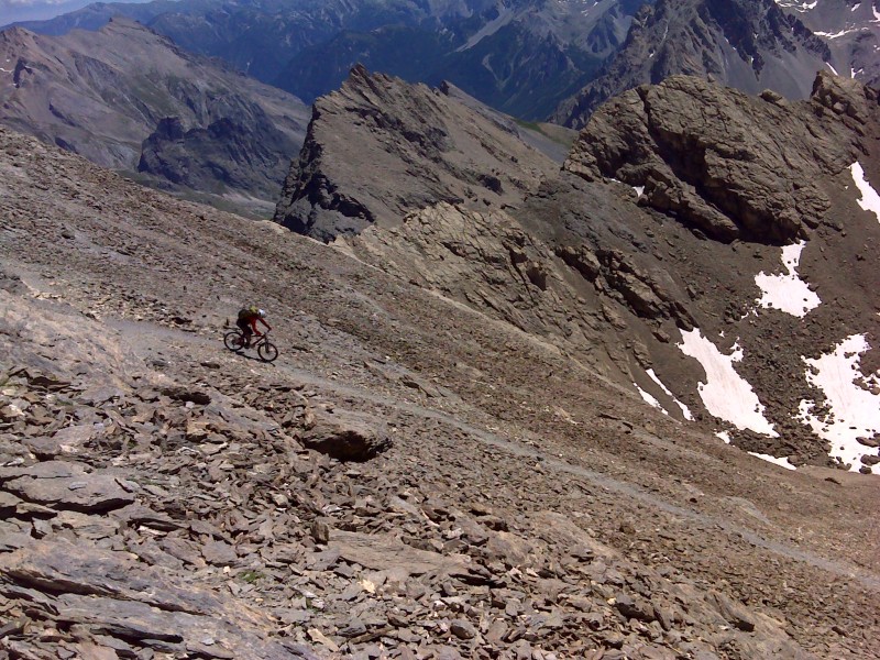 #37 Tête de la Frema : Quelle ambiance ! Courte mais belle descente. Exposée au début, la suite se fait plus sereinement. Tête de la Frema : Quelle ambiance ! Courte mais belle descente. Exposée au début, la suite se fait plus sereinement.