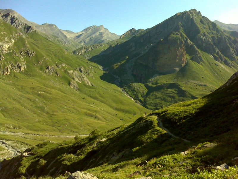 #22 Col Bellino : Caché au fond, le pas de Mongioa et le vallon descendu la veille. Col Bellino : Caché au fond, le pas de Mongioa et le vallon descendu la veille.
