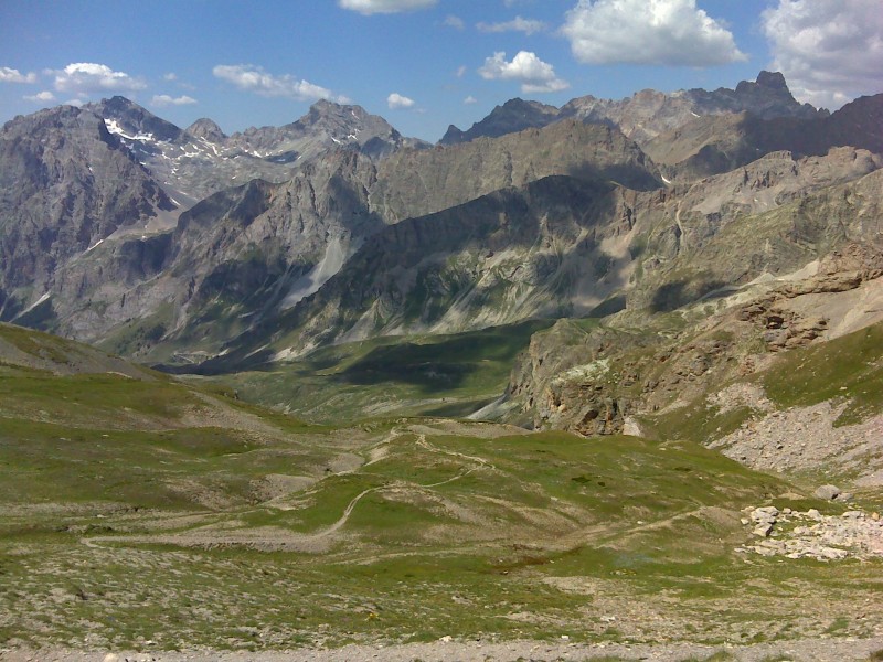 #23 Colle di Bellino : La belle descente qui nous attend ! Au loin, le programme à venir : colle di Infernetto ou valle di Stroppia sur fond de Brec de Chambeyron. Colle di Bellino : La belle descente qui nous attend ! Au loin, le programme à venir : colle di Infernetto ou valle di Stroppia sur fond de Brec de Chambeyron.