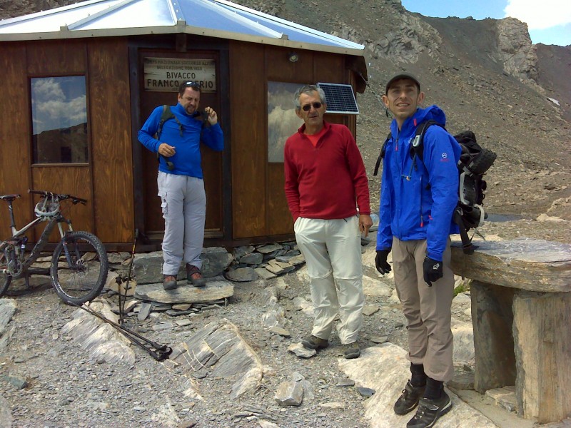 #4 Bivouac Boreio : Situé à 150m du pas, on y croise un groupe de randonneurs italiens. Bel abris pour un futur parcours en autonomie ??!... Bivouac Boreio : Situé à 150m du pas, on y croise un groupe de randonneurs italiens. Bel abris pour un futur parcours en autonomie ??!...
