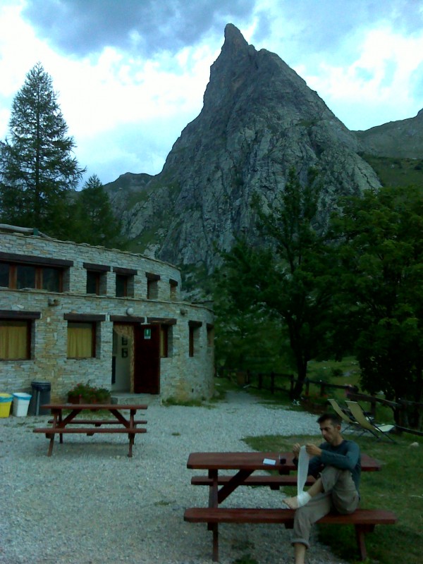 #30 Campo Base : Fifi soigne sa cheville mise à rude épreuve. Le groupe Castello-Provenzale a fière allure depuis le refuge. Campo Base : Fifi soigne sa cheville mise à rude épreuve. Le groupe Castello-Provenzale a fière allure depuis le refuge.