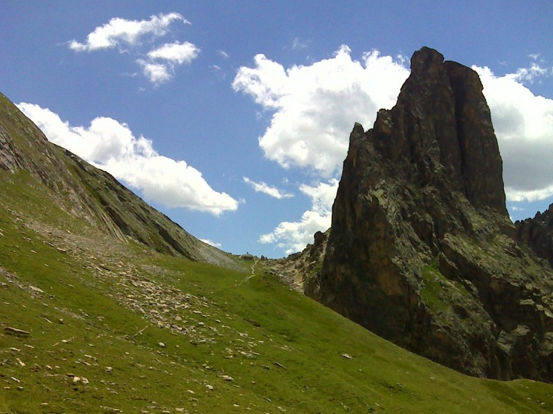 #28 Colle di Greguri : Le groupe Castello-Provenzale avec essentiellement des voies sur coinceurs. Le col gauche suivi d Colle di Greguri : Le groupe Castello-Provenzale avec essentiellement des voies sur coinceurs. Le col gauche suivi d'une belle descente bien trop difficile pour moi par moment.