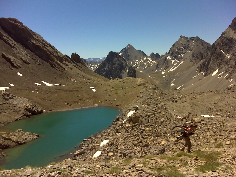 #35 Col de la Gypière : A l Col de la Gypière : A l'extrémité du lac du vallon de la Stroppia, le bivouac Barenghi.