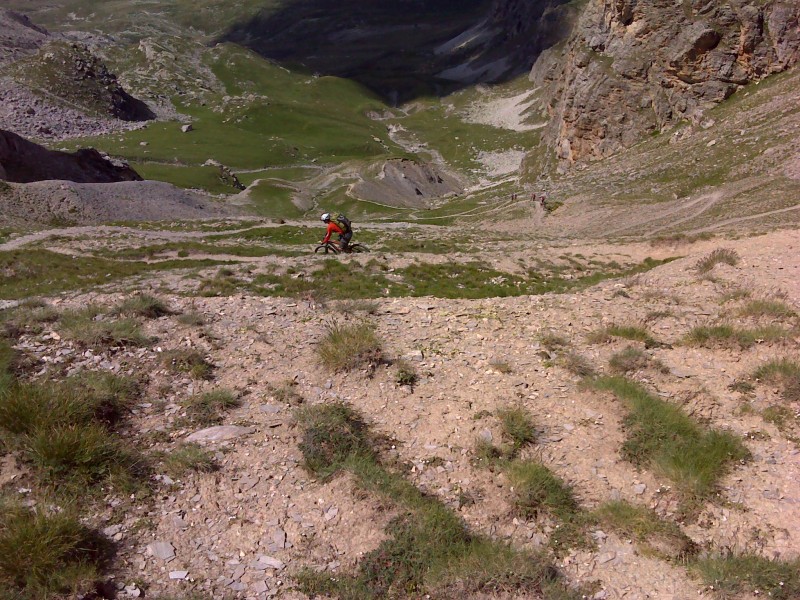 Colle di Bellino : Le haut de la descente est un peu raide, plus bas on lâche les freins.