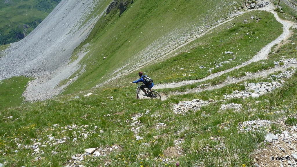 sentier Sud : le col du Mône en contrebas