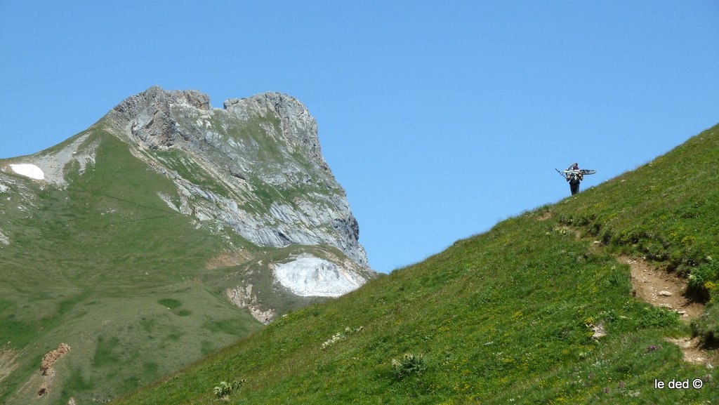 Rocher de Plassa : Santa sur le sentier w du PMB