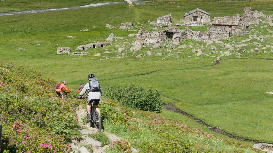 Au-dessus du refuge : le hameau est partiellement ruiné