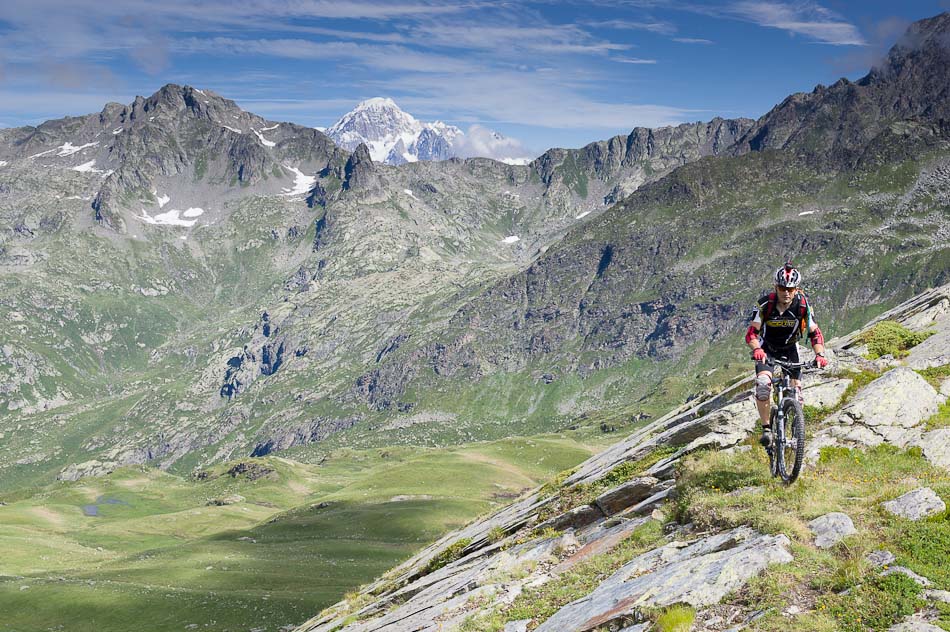 Col de Montseti : Tof devant la face sud du Mont-Blanc et le Mont -Charvet