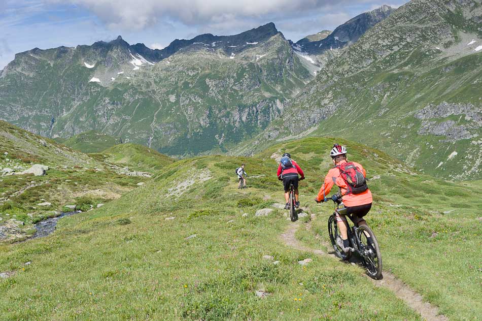 Direction refuge du Ruitor : au fond le Col du Retour