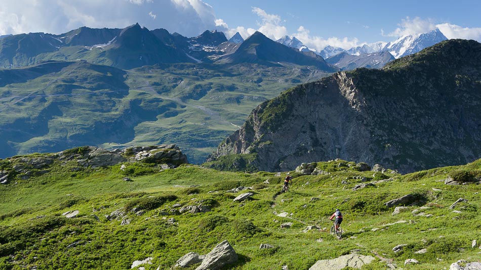 Sous le sommet : face au Beaufortain et au massif du Mont-Blanc