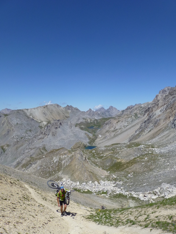 #17 Passo Peroni : Un dernier effort avec les lacs de Roburent en arrière plan Passo Peroni : Un dernier effort avec les lacs de Roburent en arrière plan