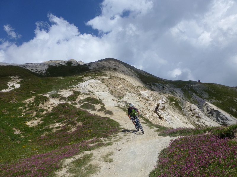 Le ded : Il prend de l'angle dans la descente de la Gardetta