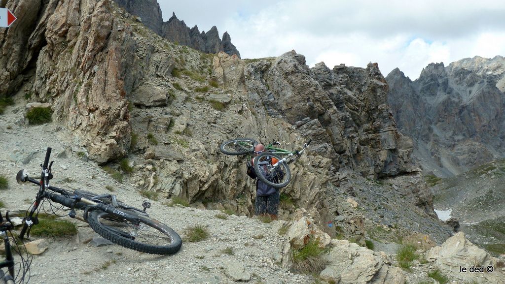 Col de Sautron : Claudius sort au col et on va avoir un peu de temps pendant que le couple de l'année monte faire la cîme de la Bousette :)