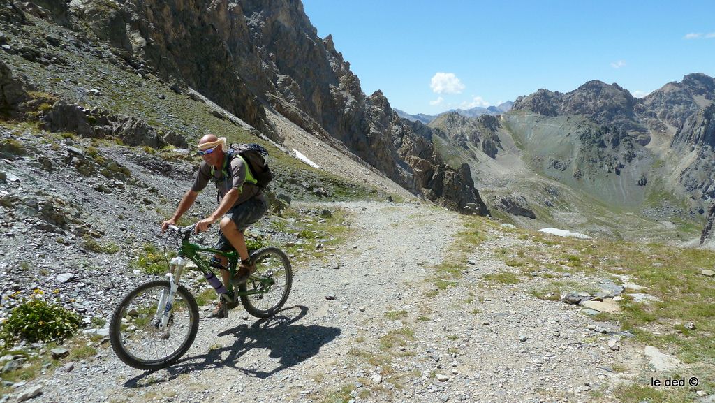 Claudius : les 100m roulant pour sortir au col Oserot.
En arrière plan, on aperçoit le sentier descendant du collu de la Croce Orientale