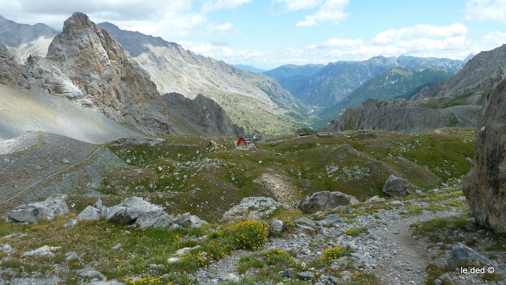 Bivacco Danilo Sartore (2440m) : vu depuis le sentier montant sur le col de Sautron. Tout neuf et bien garni.