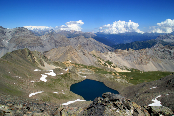 Vue à l'Est : avec l'Italie et le Lac Blanc (que j'aurais plutôt appelé Lac Bleu, mais bon, ne chipotons pas).