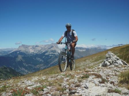 Sur la crête : Pic de Bure à portée de main (droite), pour demain