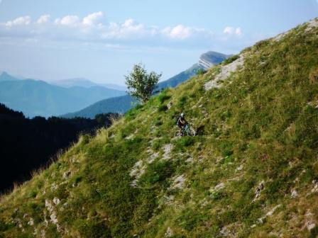 vers le col de Conode : Céüse, où nous étions hier, est derrière la croupe