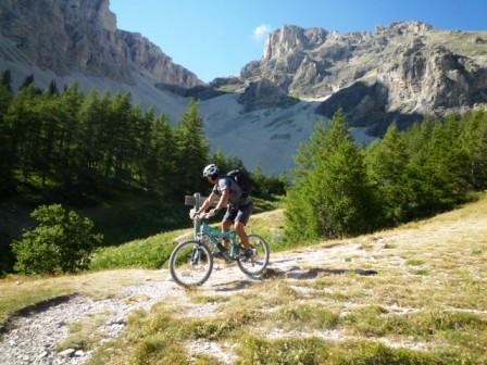 Je regarde la Combe de Mai : prochainement à vélo pour les copains, pas pour moi !