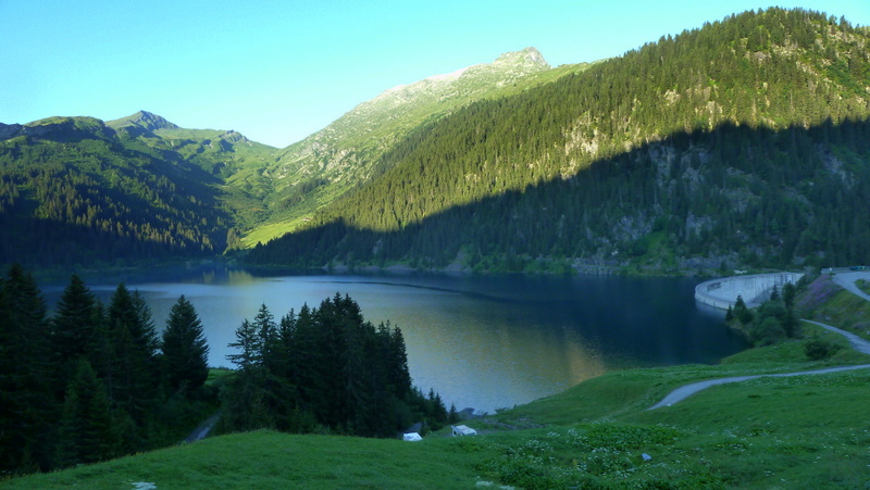 Lac de St-Guérin : Cela se réveille tranquillement au rythme de la nature... Même si le troupeau de Tarines aurait pû éviter de me pourrir la route à la bouse ;-)