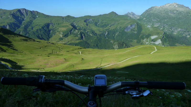 Alpages et Grand Mont : La piste serpente dans les Alpages. Le Grand Mont à droite est serein en attendant la prochaine foule venant vibrer au rythme de la Pierra Menta