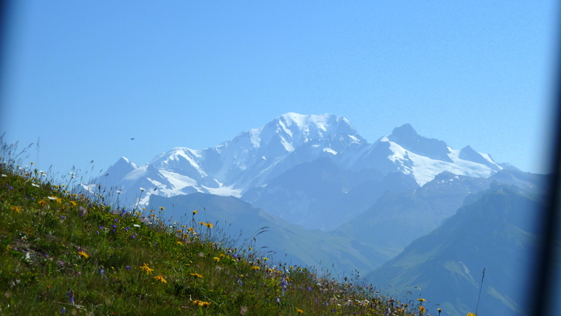 Mont-Blanc : Lors d'un petit portage remontant, je vois cette grosse montage à travers les rayons de ma roue... Trop vilain le coin!