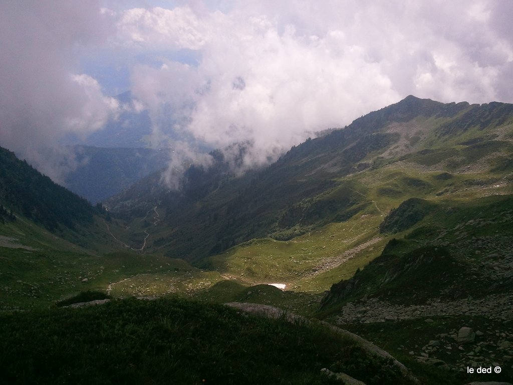 vallon des Marmottes Noires : sur le versant ensoleillé, le cheminement du tour de la Lauzière et la route de la cabane de Gelon en contre-bas.