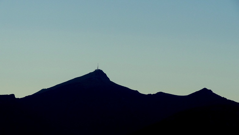 #1 Visuel sur l Visuel sur l'objectif : Le sommet de la Rhune vu de Urrugne au lever du soleil