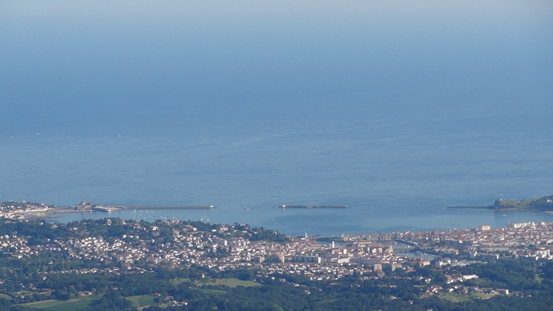 #8 Vue sur St Jean de Luz : depuis le sommet on a une vue exceptionnellement dégagée. Vue sur St Jean de Luz : depuis le sommet on a une vue exceptionnellement dégagée.