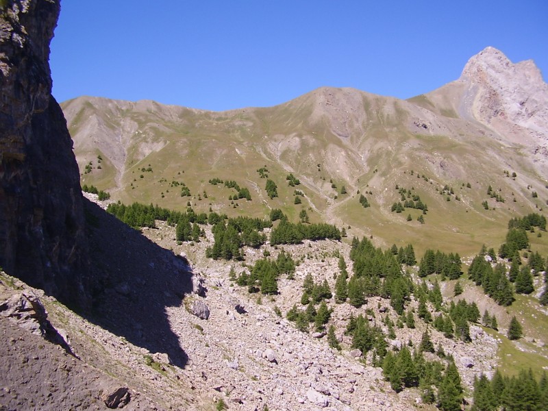 Col des Thuiles : Sous le col des thuiles, et la falaise de la Grande Séolane. Vue vers la Petite séolane (à droite).