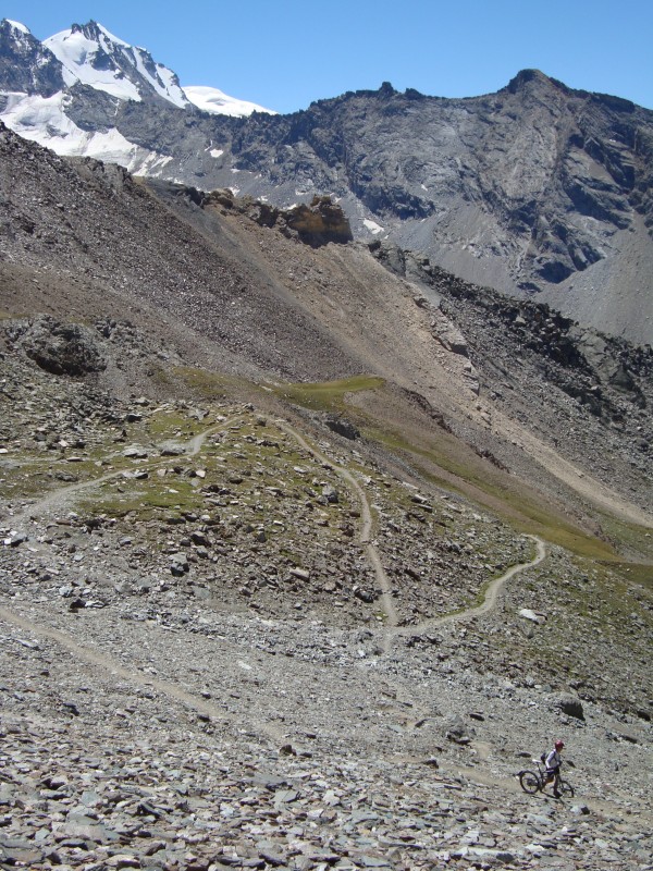 col Lauson : incroyable montée avec au fond le col des Grands Neyron