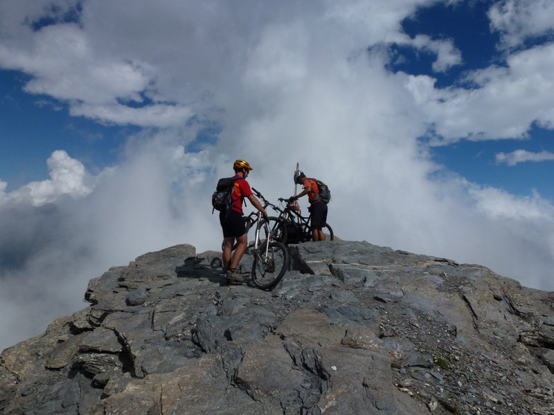 Grand Queyron : 2e passage au sommet avec les vélos pour certains