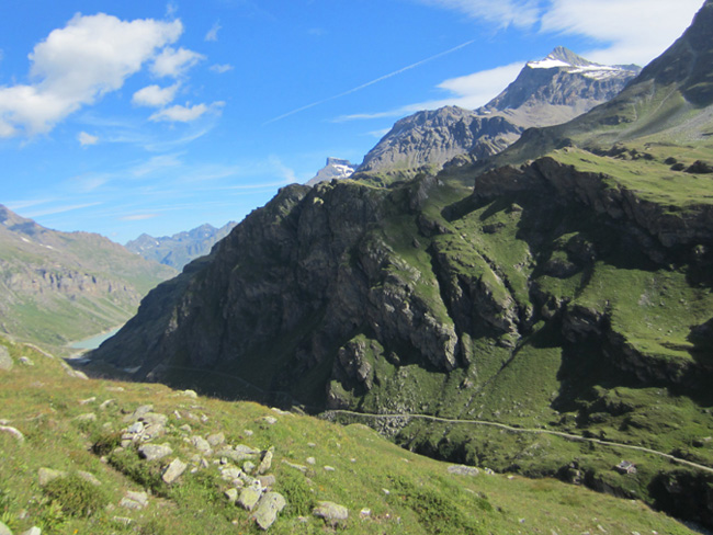 Mont Avril août 2012 : On s'élève, on aperçu la piste en contrebas