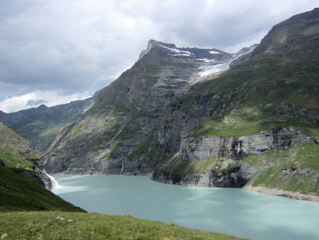 Mont Avril août 2012 : Vue sur le lac de Mauvoisin, le temps se gâte un peu mais on est bientôt arrivé