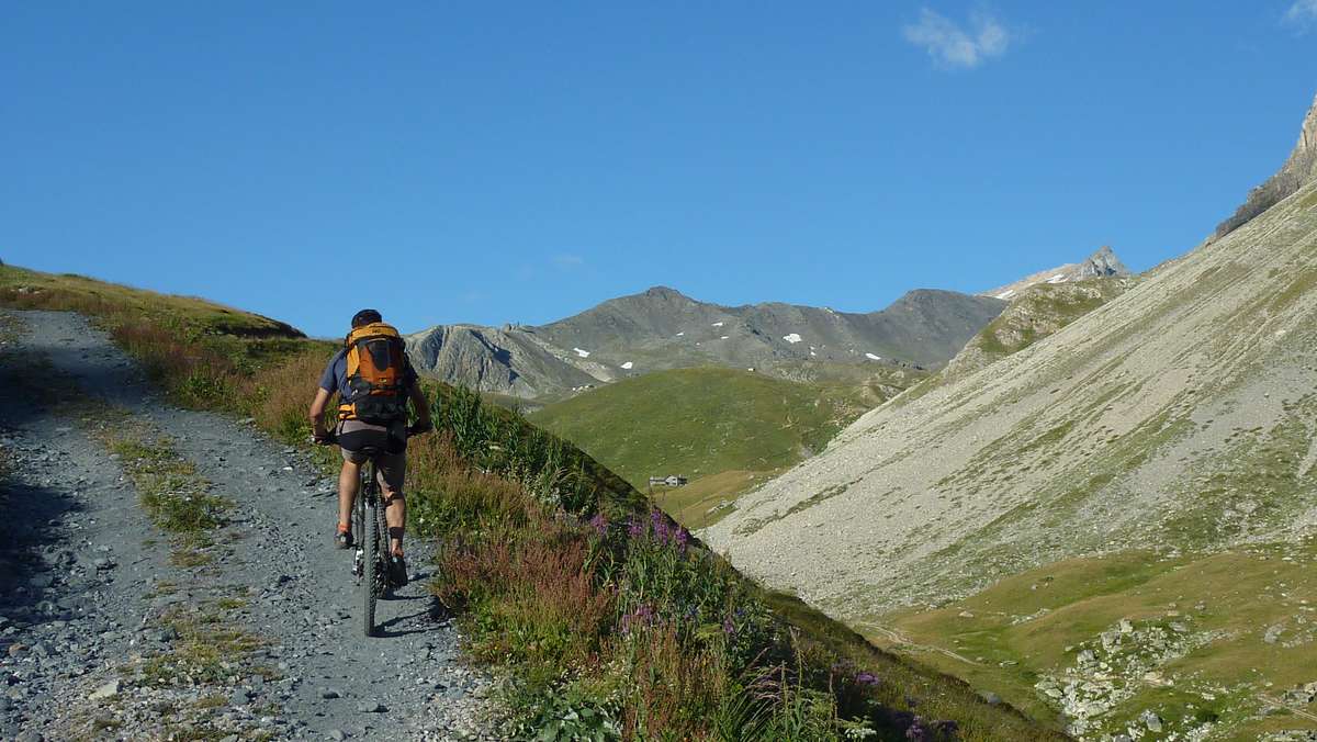 #1 Montée piste : le Thabor apparait au milieu des epilobes Montée piste : le Thabor apparait au milieu des epilobes