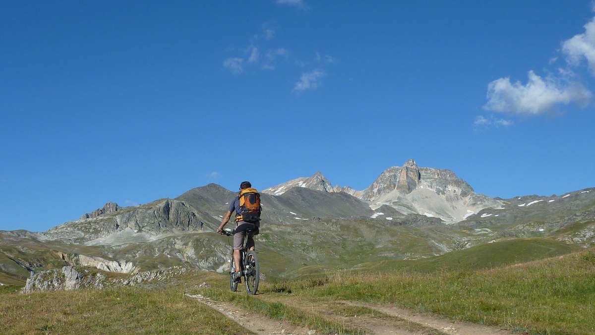 Panorama 5* : le Cheval Blanc à droite, terrain de jeu des forts grimpeurs